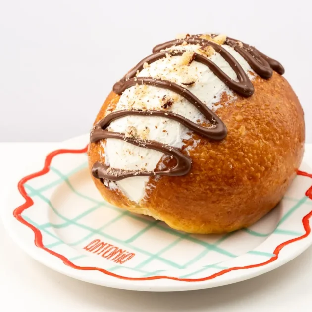 Maritozzo con Nutella e nocciole